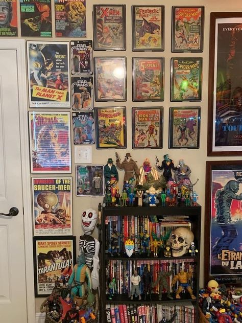 Comic Bedroom, Comic Book Wall Display, Nerd Bedroom, Nerdy Room, Disney Decor Bedroom, Retro Room Ideas, Comic Room, Horror Room, Geek Room