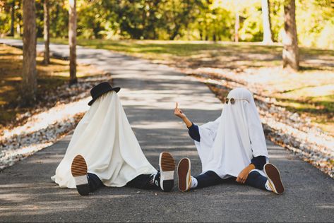 White sheet ghost photoshoot Ghost Photoshoot Besties, Best Friend Pumpkin Photo Shoot, Best Friend Pictures Ghost, Bff Ghost Pictures, Friend Fall Photoshoot Ideas, Sisters Halloween Photoshoot, Funny Friendship Photoshoot Ideas, Funny Friend Photos Ideas, Funny Halloween Photoshoot Ideas