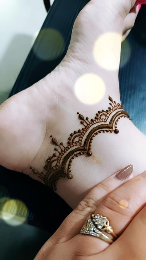 #mehndi #henna #wedding #hennaart #hennaartist #mehndidesigns #hennatattoo #mehendi #mehndidesign #hennadesign #mehndiartist #hennadesigns #mehndiart #bride #bridalhenna #hennainspire #art #hennalove #indianwedding #bridalmehndi #bridal #mehandi #love #hennawedding #pakistaniwedding #hennainspo #mehndilove #whitehenna #mehndibride #hennainspiration Mehandi Anklet Design, Mehndi Art Designs Leg, Anklet Mehndi Designs, Henna Anklet Design, Anklet Henna Designs, Anklet Mehendi Designs, Henna Designs Feet Anklet, Henna Designs Leg Ankle, Anklet Henna