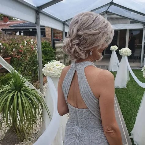 back view of mother of the bride with her short hair pinned lossy on the back. Short mother of the bride and groom hairstyles. Hairdos For Fine Hair, Mother Of The Bride Updos, Pagan Wedding Dresses, Groom Hair Styles, Mother Of The Bride Hairdos, Mother Of The Bride Hairstyles, Mother Of The Groom Hairstyles, Short Hair Bride, Bride Updo