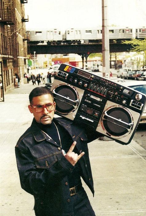 Boom box in Washington Heights, mid 1980s - Imgur Jamel Shabazz, Cultura Hip Hop, Step Up Revolution, Beau Mirchoff, Washington Heights, Real Hip Hop, Chad Michael Murray, Jukeboxes, Hispanic Heritage Month