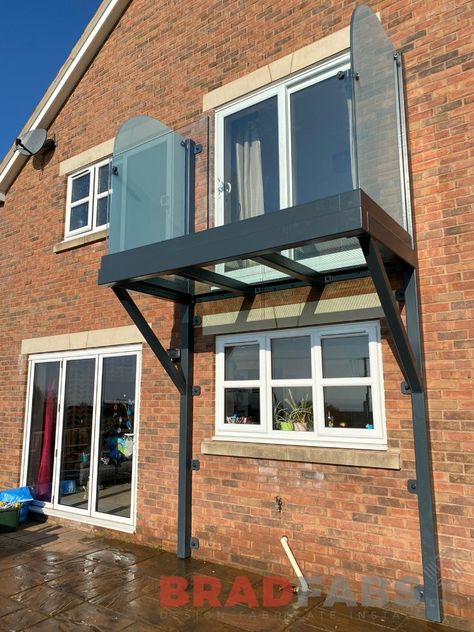 glass floor balcony 
privacy screening 
channel system infinity glass Steel Balcony, Balcony Extension Ideas, House Balcony Exterior, Balcony Addition, Glass Balcony Ideas, Cantilever Balcony, Balcony Exterior, Stainless Steel Balustrade, House Balcony