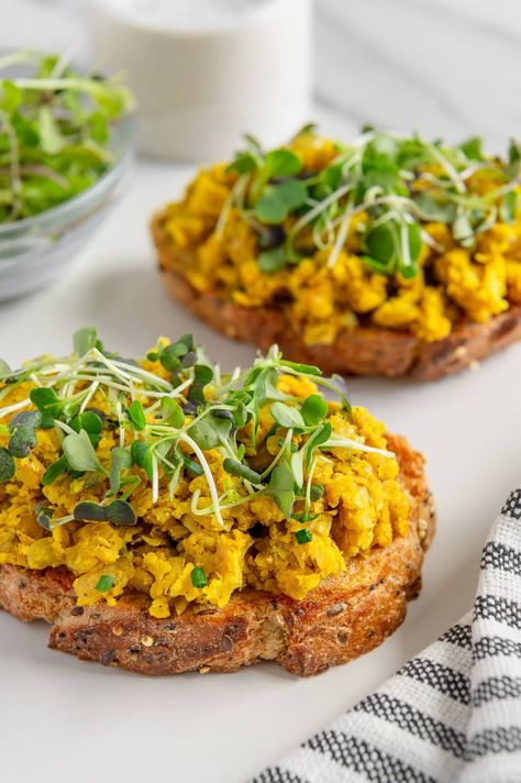 10-Minute Fluffy Chickpea Scramble Chickpea Egg Scramble, Breakfast Chickpea Recipes, Chickpea Flour Scrambled Eggs, Chickpea Recipes Breakfast, Chickpea Flour Scramble, Breakfast With Chickpeas, Chickpeas For Breakfast, 10 Minute Healthy Meals, Chickpea Eggs Scramble