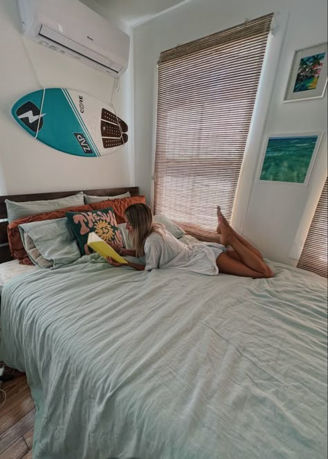 Small Beach Room Ideas, Tsitp Room Aesthetic, Obx Inspired Room, Vsco Bedroom Aesthetic, Surfer Style Room, H2o Bedroom, Hawaii Room Aesthetic, Surf Girl Room, Surfer Bedroom Aesthetic