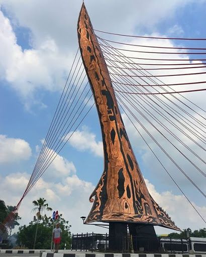 Tugu Keris Jembatan Tirtonadi Menjadi Ikon Baru Kota Solo Zoo Building, Solo Aesthetic, Indonesian Art, Pretty Photos, City Photography, Random Pics, Travel Stories, Golden Gate Bridge, Jakarta