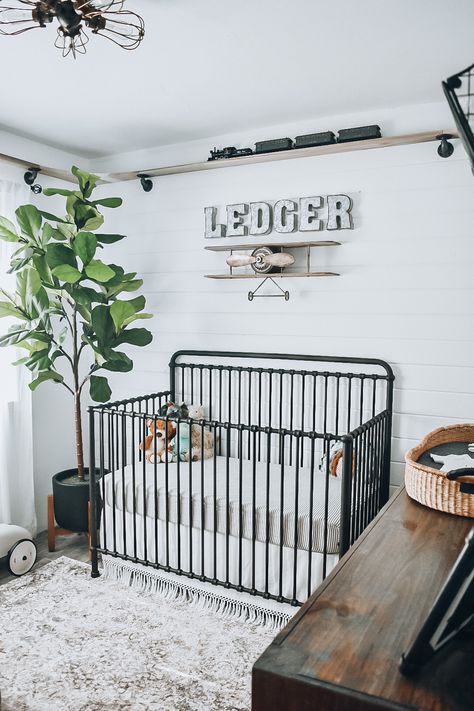 Nursery Room Decor Ideas, Airplane Nursery Boy, Vintage Nursery Boy, Home Decorating Styles, Vintage Car Nursery, Plane Nursery, Aviation Nursery, Train Nursery, Car Nursery