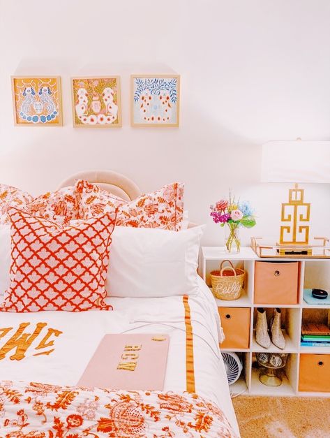 preppy room decor! roller rabbit bedding and preppy decor! Roller Rabbit Bedding, Preppy Apartment Decor, Dorm Room Tour, Preppy Dorm Room Decor, University Accommodation, Pink Dorm, Preppy Decor, Preppy Bedroom, College Room Decor