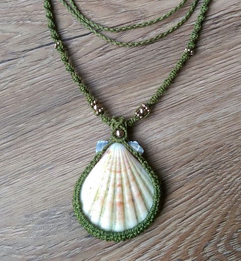 Macrame Jewelry Necklaces, Macrame Necklace Cord, Seashell Macrame Necklace, How To Macrame Necklace, How To Make Macrame Necklace, Macrame Shell Necklace, Macrame With Shells, Macrame Necklace Pattern, Seashell Macrame