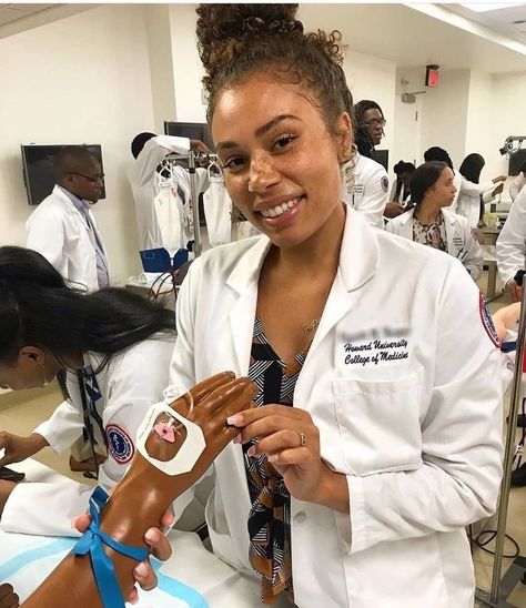 Nurses In Scrubs, Med School Student, Nurses Scrubs, Black Nurses, Hbcu Grad, Physician Assistant School, Nursing Goals, Nursing Motivation, Nursing School Essential