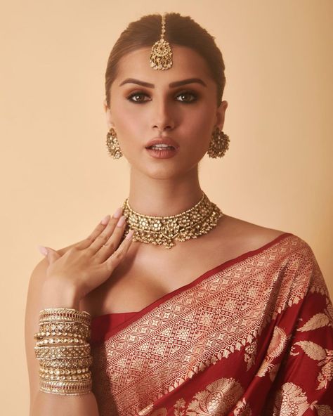 Tara Sutaria Apurva, Tara Sutaria Saree, अनारकली सूट, Abaya Fashion Dubai, Ivory Bridal Shoes, Tara Sutaria, Saree Traditional, Hairstyle Wedding, Saree Photos