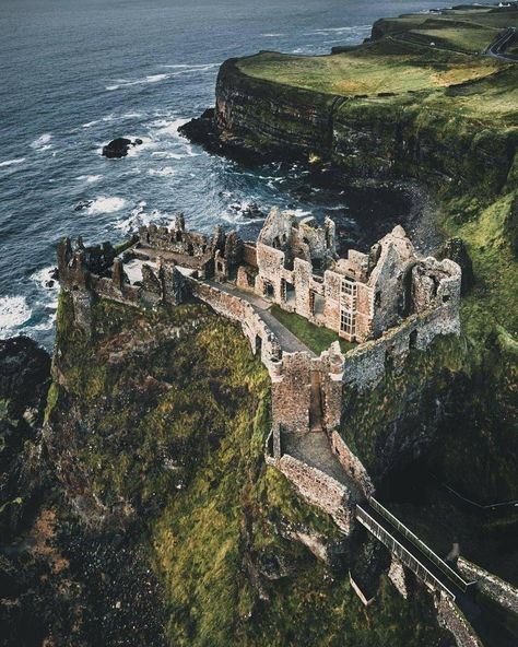 Dunluce Castle, Ireland Aesthetic, Irish Castles, Beautiful Ruins, Castles In Ireland, English Castles, Castle Mansion, Love Ireland, Castle Aesthetic