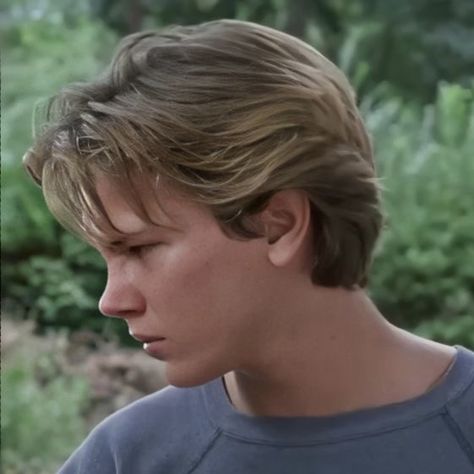 River Phoenix Hairstyle, Mens Messy Middle Part, 90s Boyband Hair, 80s Hairstyles Men Short, Prince Charming Haircut, Layered Hair Guys, Feminine Men Hairstyles, 80s Mens Hair Short, 80s Man Haircut