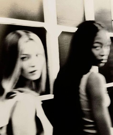 kate moss & naomi campbell Kate Moss And Naomi Campbell 90s, Kate Moss Icon, Model Aesthetic Wallpaper, Movie Black And White, Kate Moss And Naomi Campbell, Iconic Pictures, Iconic Celebrities, 90s Model, Model Lifestyle