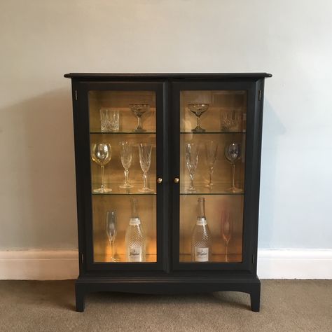 Drinks Cabinets, Gin Cabinet, Paint And Drink, Gold Ideas, Upcycle Furniture, Glass Cabinets, Apartment Vibes, Painted Cabinet, Upcycle Ideas