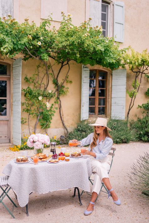 Gal Meets Glam Provence House - Enjoying an outdoor feast at Villa St Saturnin via Haven In Aesthetic Summer Fashion, Provence House, French Country Exterior, Provence Garden, 2020 Style, Picnic Ideas, Gal Meets Glam, French Garden, Provence France