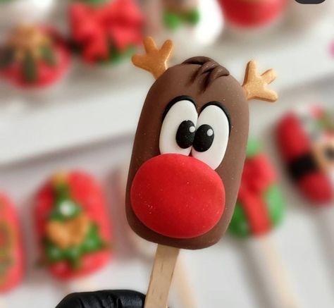 Winter Cakesicles, Christmas Popsicles, Yalda Cake, Christmas Cakesicles, Popsicles Cake, Gift Exchange Ideas, Cake Stall, Cake Pop Designs, Christmas Pastries