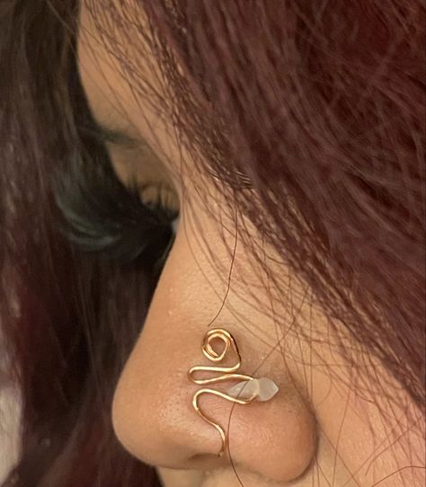 20 gauge gold wire nose cuff with rose quartz crystal Nose Jewelry Cute, Crystal Nose Piercing, How To Make A Nose Cuff, Nose Cuff Ideas, Wire Nose Cuff, Diy Nose Rings, Nose Cuffs, Crystal Jewelry Diy, Diy Wire Jewelry Rings