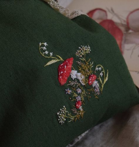 Embroidery On Dark Green Fabric, Embroidery Inspiration Aesthetic, Embroidery Small Flowers, Embroidery Cottagecore, Embroider Ideas, Basic Hand Embroidery Stitches, Embroidery Stitches Beginner, Garden Embroidery, Clothes Embroidery Diy