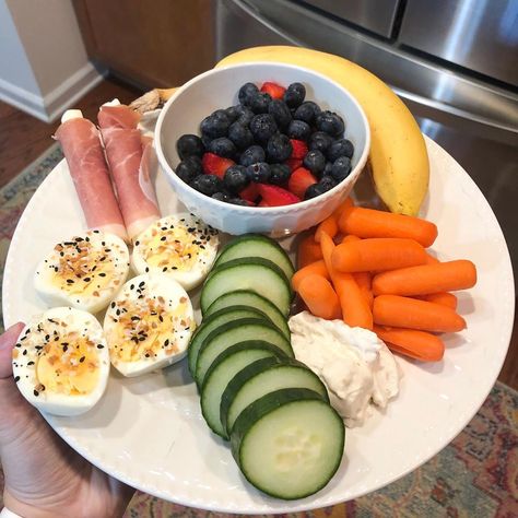 Ww Blue Lunch Ideas, Low Calorie Snack Plate, Healthy Snack Tray, Tiffany Plate Diet, Tiffany Plate Food, Veggie Snack Plate, Breakfast Snack Plate, Snack Plates For Adults, Tiffany Plate Food Diet