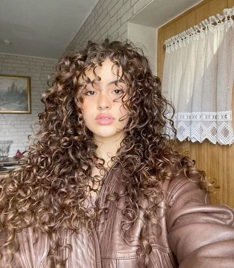 Curly Dyed Hair Natural Curls, Long Layered Curly Hair Face Framing, Mrs Bella, Curly Cut, Curly Styles, Natural Curly Hair Cuts, Brown Curly Hair, Curly Hair Photos, Colored Curly Hair