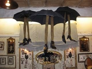 Uhyggelig Halloween, Halloween Decor Diy, Decoration Vitrine, Hallowen Ideas, Witch Legs, Diy Halloween Decor, Adornos Halloween, Halloween Window, Store Window