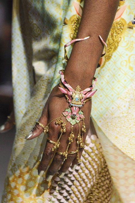 Amrapali Jewellery, Manish Arora, Bold Jewelry, Jewelry Lookbook, Manish, Hand Chain, Fashion Week Spring, Indian Jewelry, Statement Jewelry