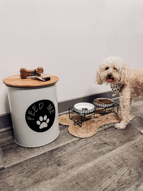 Dog Food Set Up Ideas, Aesthetic Dog Food Storage, Dog Food Set Up, Dog Toy Basket Living Rooms, Dogs Food Bowls, Dog Toys Organization, Cute Dog Food Storage Ideas, Aesthetic Dog Toy Basket, Dog Bowl Set Up