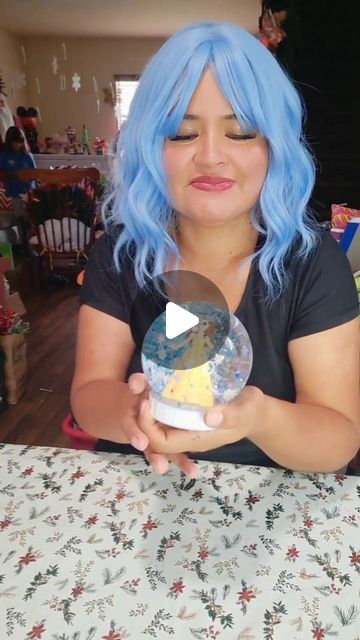 Victoria Celeste |  DIYs & CRAFTS on Instagram: "💛✨️❄️DIY EASY SNOW GLOBE ❄️✨️💛
I used 2 cups of water,  3 spoon of vegetable glycerin, and glitter ✨️

SHARE LIKE AND COMMENT FOR MORE PROJECTS!! 

#diy #homedecor #manualidades #viralvideo #homedecor #dollartree #easyproject #snowglobe #princess #beauty #Christmas #Christmasdecor" What To Put In Snow Globes, Diy Snow Globe Without Water, Diy Water Globe, Water Globes Diy, Diy Snowglobe Ideas, Diy Dollar Tree Snow Globe, Fun Crafts For Seniors, Diy Frozen Decorations, Diy Snow Globe Mason Jar