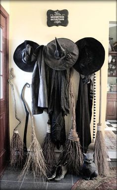 Halloween Decorations Indoor Scary, Entrada Halloween, Halloween Party Pictures, Porta Halloween, Halloween Decorations Outdoor Porch, Fun Diy Halloween Decorations, Soirée Halloween, Scary Halloween Decorations Outdoor, Scary Halloween Decorations Diy