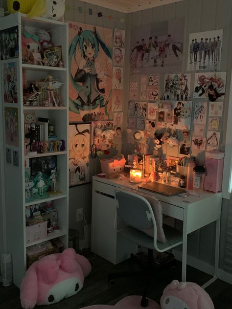 Hikikomori Aesthetic Room, Cute Anime Bedroom Ideas, Room Inspo Japanese, Anime Room Ideas Bedrooms, Manga Room Aesthetic, Room Anime Decor, Anime Bedroom Aesthetic, Manga Wall Room, Cute Anime Room