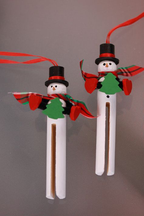 Wooden Clothespin Snowman Ornament by lavenderthistledown on Etsy Clothes Pin Ornaments, Christmas Clothespins, Diy Christmas Ornaments Easy, Navidad Diy, Snowman Ornaments, Snowman Crafts, Easy Christmas Diy, Kids Crafts, Christmas Ornaments To Make