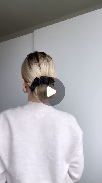 Your favorite accessorie ♡ scrunchies, hairstyles & more on Instagram: "Bun hack for my short hair girlies ✨ #hairhacks #hairhack #shorthair #shorthairstyle #bun #scrunchiehair #scrunchiehack #bunhack #hairhack #updo #hairdo #hairstyles #hairinspiration #hairideas #frisuren #kurzehaare #dutt #hairinspiration #hairideas" Scrunchie Bun Short Hair, Hairstyles Bun For Short Hair, Hairstyles Using Scrunchies, Short Bob Bun, How To Make Bun In Short Hair, How To Do Buns With Short Hair, Cute Bun Hairstyles For Short Hair, Short Hair Accessories Ideas, Short Bun Hairstyles