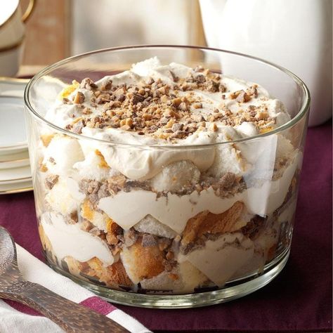 Caramel Fluff & Toffee Trifle Angel Food Cake Trifle Recipes, Desserts With Angel Food Cake, Toffee Trifle, Angel Food Trifle, Angelfood Cake, Angel Food Cake Trifle, 15 Minute Desserts, Easy Potluck Desserts, Oreo Trifle