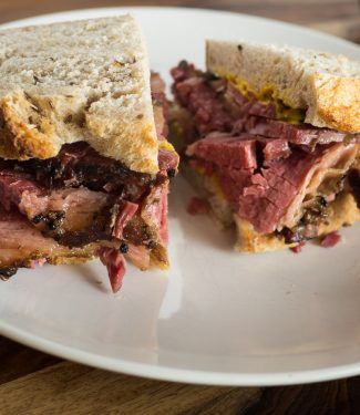 Comment faire la viande Smoked Meat Ideas, Montreal Smoked Meat Recipe, Montreal Smoked Meat Sandwich, Corned Beef Sandwiches, Montreal Smoked Meat, Meat Ideas, Corned Beef Sandwich, Trip To Chicago, Beef Sandwiches