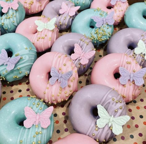 Donat Glaze, Butterfly Themed Birthday Party, Butterfly Baby Shower Theme, Girl Shower Themes, 1st Birthday Girl Decorations, Fairy Garden Birthday Party, Idee Babyshower, Butterfly Birthday Party, Garden Party Birthday