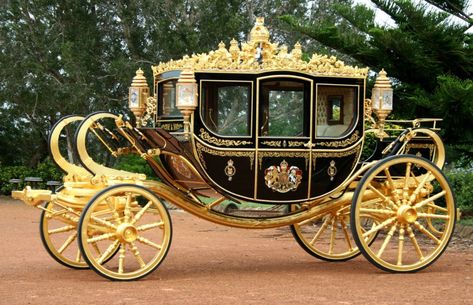 Royal Carriage | hestevogne | Horse carriage, British history, Horses Early Middle Ages, Wedding Carriage, Horse Cart, Horse Drawn Carriage, Royal Aesthetic, Horse Carriage, Horse Drawn, Rubber Tires, Car Wheels