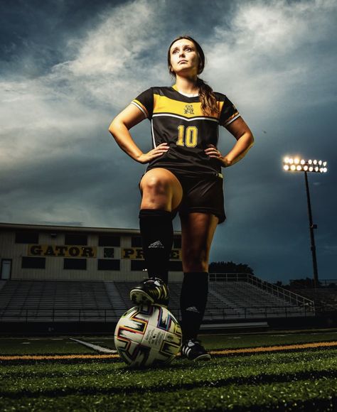 Soccer Action Shots Senior Pics, Soccer Sr Pictures, Professional Soccer Pictures, Posed Soccer Pictures, Creative Soccer Photography, Senior Picture Soccer Ideas, Soccer Sports Photography, Soccer Inspo Pics, Soccer Pics Ideas