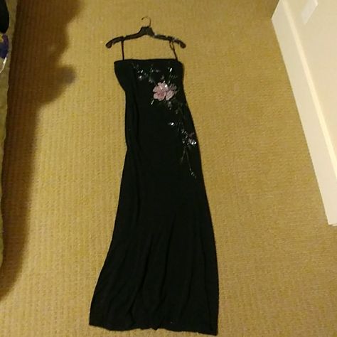 Black Dress For Premiere, 2010s Prom Dress, Modest Black Dress Classy, Hoco Dresses Vintage, 2000’s Dresses, Pll Dresses, 2000s Fancy Dress, Grunge Prom Dresses, Prom Dress Grunge