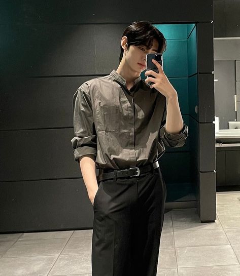 Sunghoon Mirror Selfie, Aesthetic Gfx Background, Dark Mirror, Sunghoon Enhypen, Future Outfit, Boy Photography Poses, Kpop Entertainment, The Boy Is Mine, Darling In The Franxx