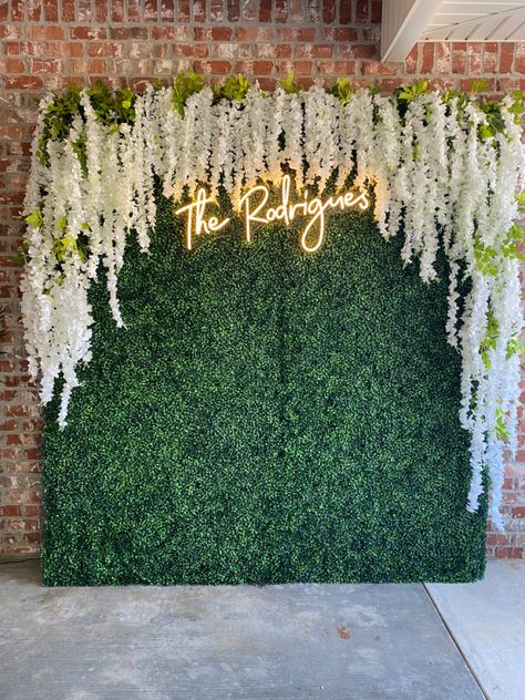 Party Decor With Flowers, Fake Grass Wedding Backdrop, Grass Wall Backdrop For Wedding, Diy Green Photo Backdrop, Ivy Wall Wedding Backdrop, Green Backdrop For Wedding, Green Backdrop With Neon Sign, Plant Wall Photo Backdrop, Grass Wall Photoshoot Ideas