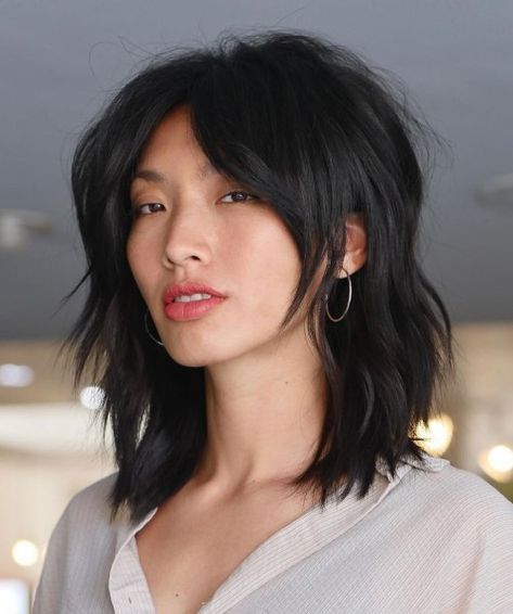 Sassy Medium Shag for Brunettes Spring Haircuts, Choppy Bob Haircuts, Short Shag Haircuts, Face Framing Bangs, Textured Curly Hair, Fall Hair Cuts, Choppy Bob, Edgy Hair, Shag Haircut