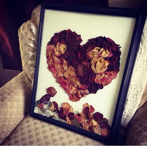 Rose Petal Keepsake Ideas, Dried Rose Petals Aesthetic, Rosas Secas Ideas, Dried Rose Petals Ideas Crafts, Art With Rose Petals, Dry Rose Petals Crafts, Dried Bouquet Display, Rose Petal Art, Rose Petals Craft