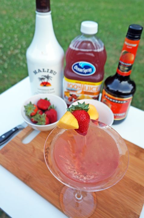 Beach, Please Martini from Mom Envy. Try this super easy cocktail recipe perfect for summer. This sweet summer cocktail is so simple and perfect to serve to your guests at a party or to enjoy on a warm night when you're dreaming of the beach. #drink #drinkinspiration #martini Fruity Martini, Easy Martini, Fruity Summer Cocktails, Summer Martinis, Easy Cocktail Recipe, Social Drinking, Malibu Drinks, Easy Alcoholic Drinks, Yummy Cocktails