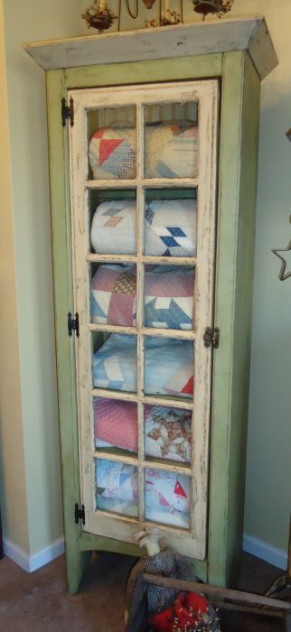 Quilt Cupboard... I love this, almost as much as I love my quilts!! what a great way to show them off in the house without having to have them laid out over the couch! Muebles Shabby Chic, Cottage Style Interiors, Quilt Display, Quilt Storage, Old Windows, Redo Furniture, Repurposed Furniture, Primitive Decorating, Decor Rustic