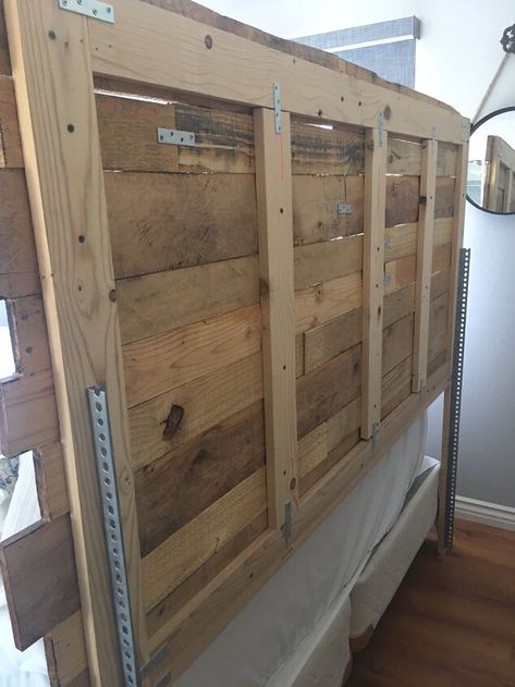 Pallet Wood Headboard Diy, Diy King Size Headboard, Diy Pallet Headboard, Diy King Headboard, Pallet Bed Headboard, Cal King Bed, Pallet Wood Headboard, Diy Headboard Ideas, Pallet Headboard Diy