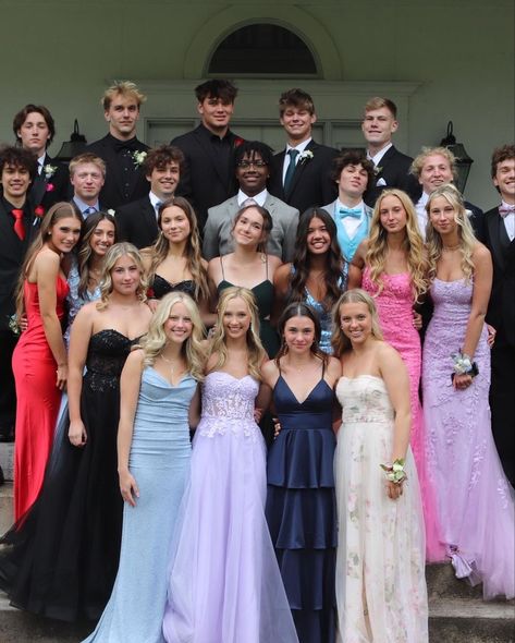 Group Photo Poses Formal, Prom Picture Poses For Big Groups, Big Prom Group Pictures, Group Prom Photos, Prom Group Photos, Hoco Photos, Classy Plus Size, Formal Pictures, Formal Photos