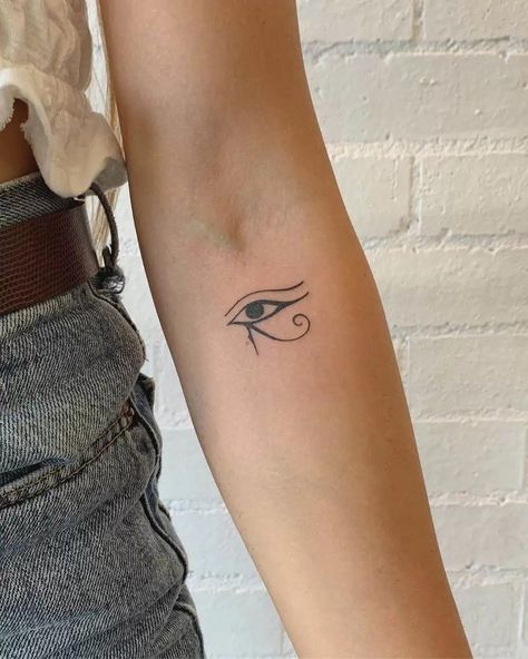 Eye Of Ra Tattoo, Eye Of Horus Tattoo, Simbols Tattoo, Nefertiti Tattoo, Egyptian Eye Tattoos, 2023 Pedicure, Horus Tattoo, Tattoo Eye, Tato Minimal