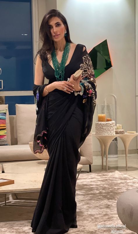 Black Saree Formal Look, Saree Standing Pose, Partywear Saree Look, Saree With Shawl Look, Smart Saree Look, Jewellery For Black Saree, Saree Styling Ideas Modern, Styling Black Saree, Pakistani Saree Look