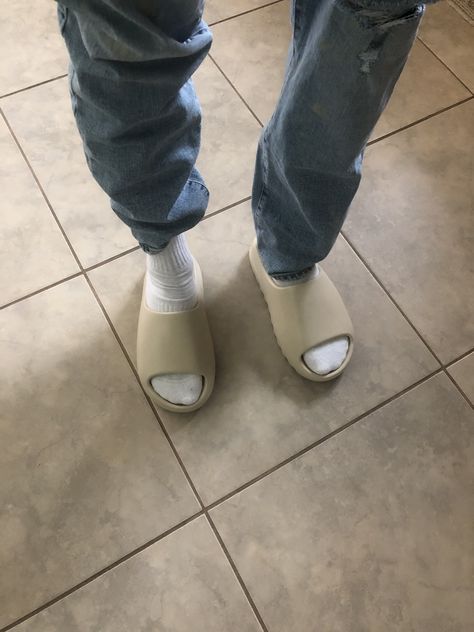 Yeezy Slides “Bone” Yeezy Slide Bone Outfit, Tomboy Streetwear, Yeezy Slides Outfit, Shoe List, Slides Outfits, Yeezy Outfit, Slides Outfit, Trendy Outfit Inspo, Black Leggings Outfit