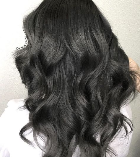 Dark Gray Hair, Charcoal Hair, Dark Grey Hair, Ash Hair, Dark Shadows, Penteado Cabelo Curto, Grey Hair Color, Hair Color Balayage, Hair Color Dark